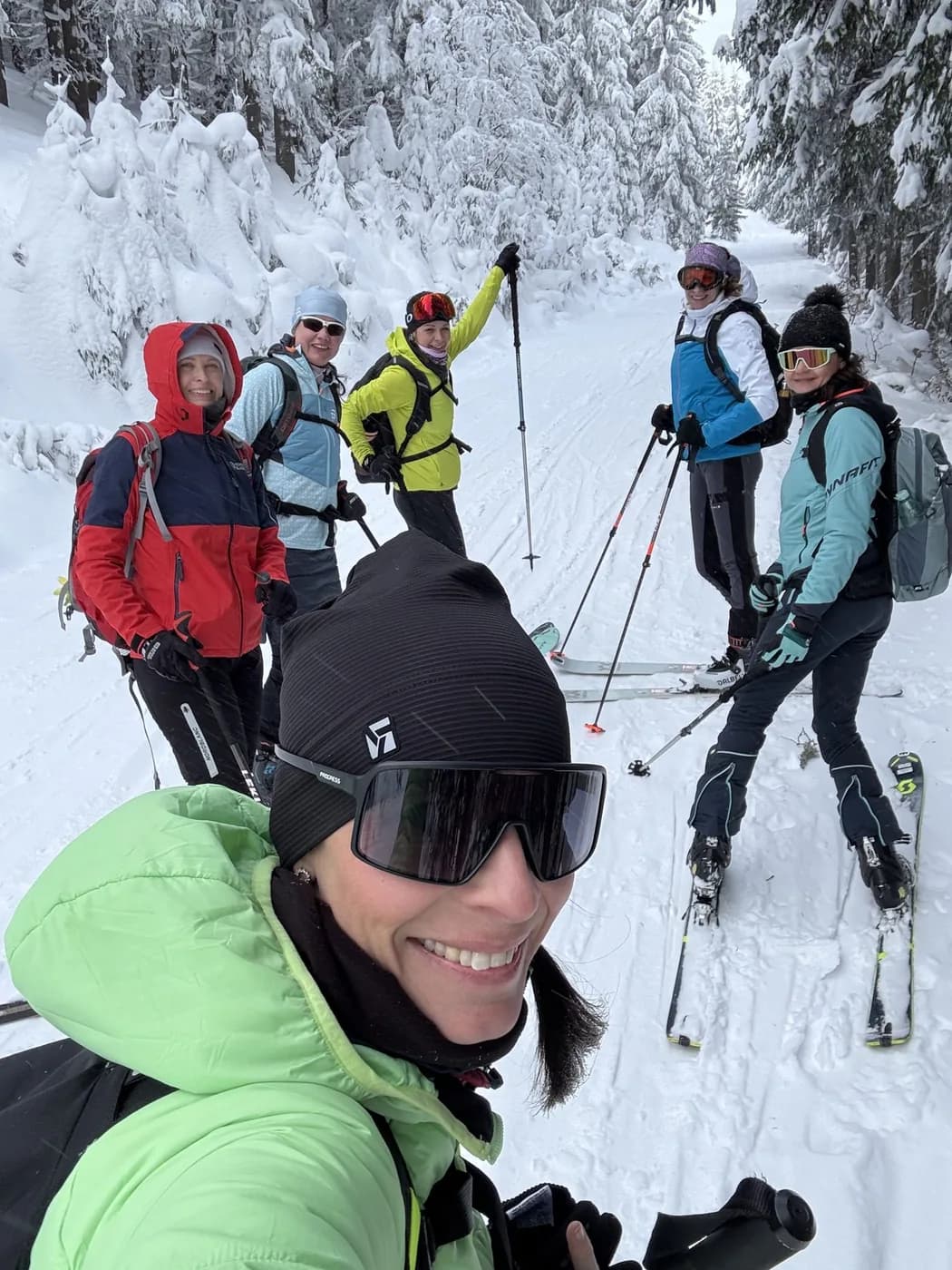 Skupina usměvavých žen na skialpech